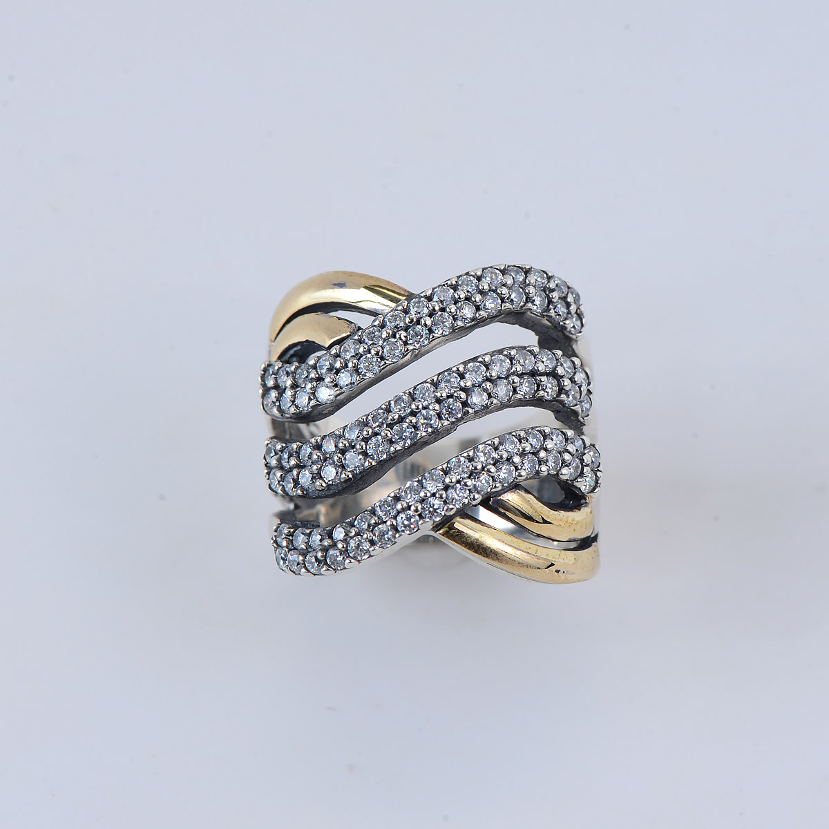 Elegant Sterling Silver 9.25 ring with Goldtone Plating