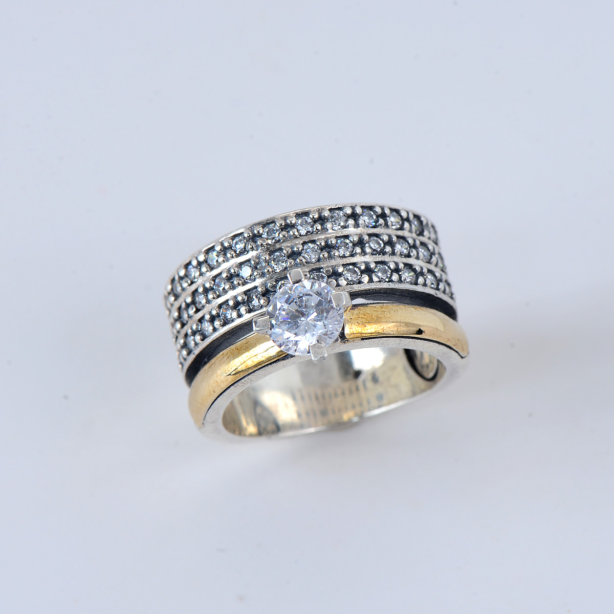 Elegant Sterling Silver 9.25 Ring With Goldtone Plating